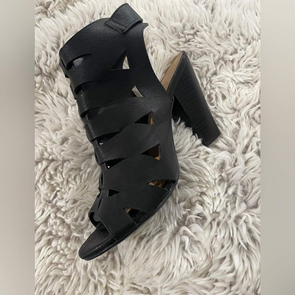 Black Cutout Style Heels - Picture 3 of 8